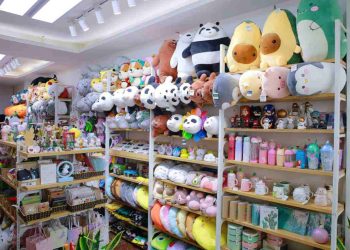 Hàng trăm loại gấu bông được bày bán tại cửa hàng