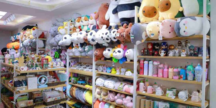 Hàng trăm loại gấu bông được bày bán tại cửa hàng