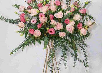 Lẵng hoa tươi được tặng trong dịp khai trương