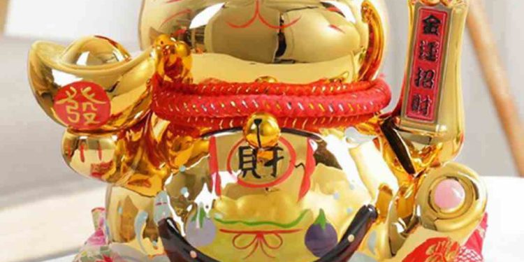 Mèo tài lộc màu vàng