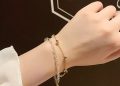 Vòng tay là phụ kiện đẹp để tăng thêm độ thu hút cho người đeo 