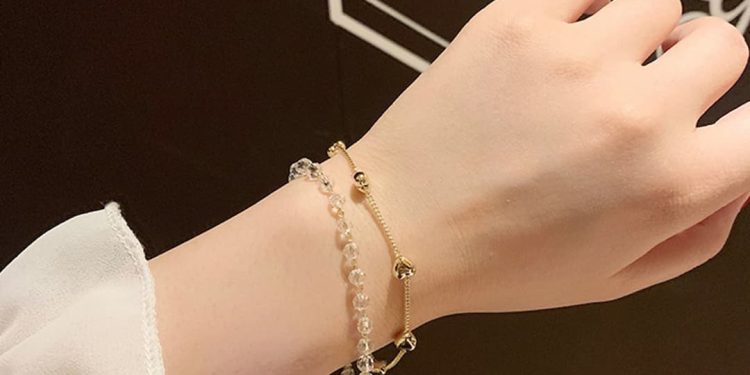Vòng tay là phụ kiện đẹp để tăng thêm độ thu hút cho người đeo