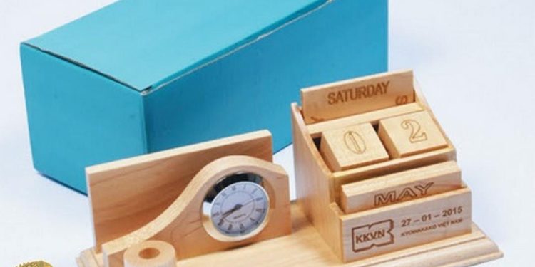 Lịch gỗ để bàn rất thích hợp làm quà tặng