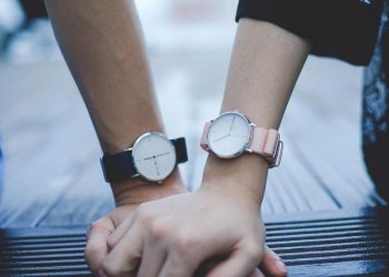 Nam tặng đồng hồ cho bạn gái có ý nghĩa gì?