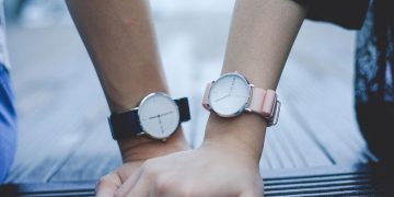Nam tặng đồng hồ cho bạn gái có ý nghĩa gì?