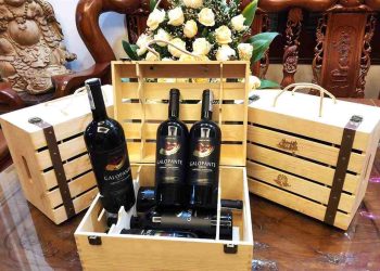 Hình 1. Người Việt có thói quen tặng rượu Tết để bày tỏ tình cảm trong năm mới