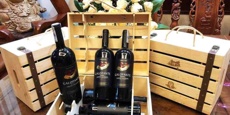 Hình 1. Người Việt có thói quen tặng rượu Tết để bày tỏ tình cảm trong năm mới