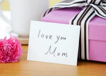 Khi nhận được quà từ con, mẹ sẽ nghĩ rằng con đã lớn