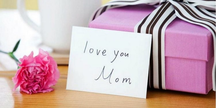 Khi nhận được quà từ con, mẹ sẽ nghĩ rằng con đã lớn