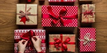 Hộp quà sinh nhật được làm bằng giấy