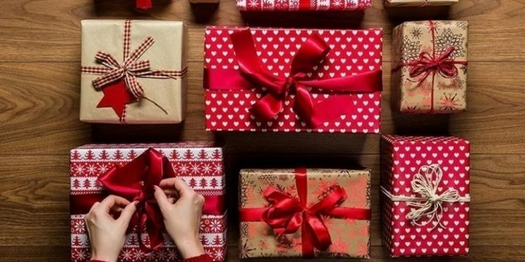 Hộp quà sinh nhật được làm bằng giấy