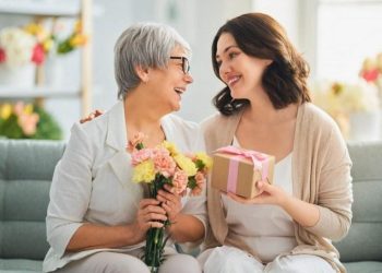 Chọn món quà 8/3 tặng mẹ