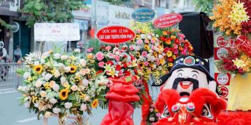 Hoa tươi: Hoa luôn là món quà lãng mạn và đầy ý nghĩa