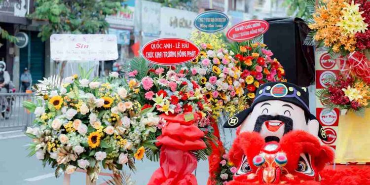 Hoa tươi: Hoa luôn là món quà lãng mạn và đầy ý nghĩa