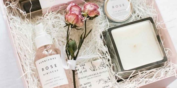 Hoa tươi: Đây là món quà tặng đơn giản nhưng rất đầy ý nghĩa