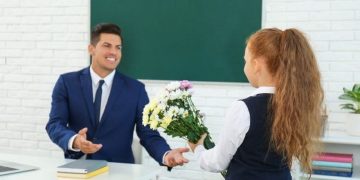 Bạn có thể tặng thầy một bức ảnh đẹp của bạn và thầy giáo cùng nhau