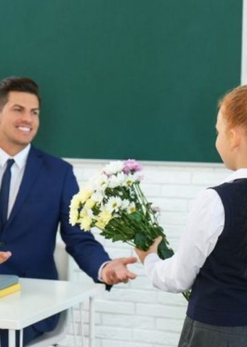 Bạn có thể tặng thầy một bức ảnh đẹp của bạn và thầy giáo cùng nhau